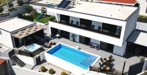 Hilltop Villa - Jacuzzi, Pool, Sauna